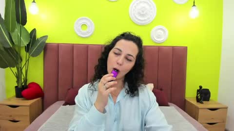 Linda online show from May 13, 1:33 am