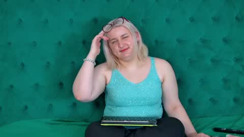 LioraArdyn online show from April 9, 7:25 am