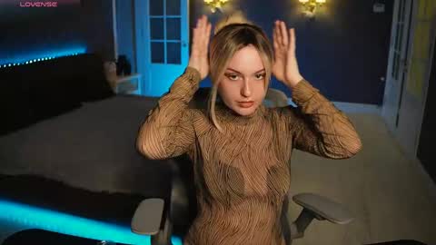 lisa_elfy online show from May 12, 4:13 pm