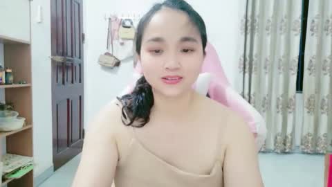 lisa_hanw online show from May 12, 4:13 pm
