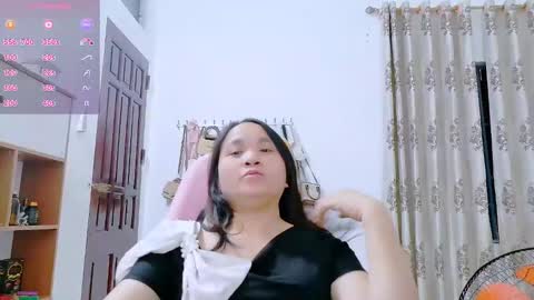 lisa_hanw online show from May 10, 8:27 am