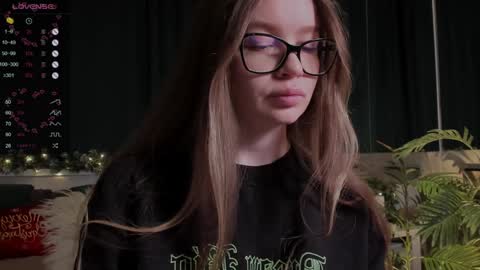 Snapshot of lissa_rose chatting on December 8, 4:18 pm lissa_rose online show from December 8, 4:18 pm