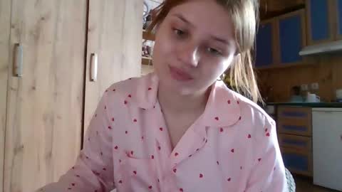 little_shygirl_ online show from October 21, 11:58 am