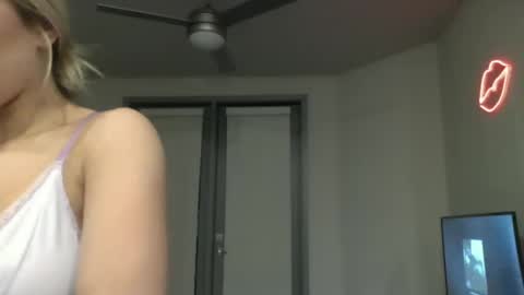 Snapshot of littlelovergirllindz chatting on October 11, 5:34 am littlelovergirllindz online show from October 11, 5:34 am