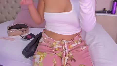 Snapshot of littleoliviia_ chatting on February 8, 1:54 pm im olivia IG littleolivia01 online show from February 8, 1:54 pm