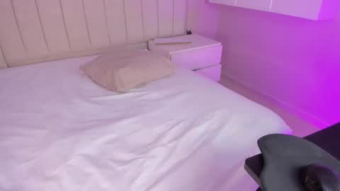 Snapshot of littleoliviia_ chatting on December 12, 5:37 pm im olivia IG littleolivia01 online show from December 12, 5:37 pm