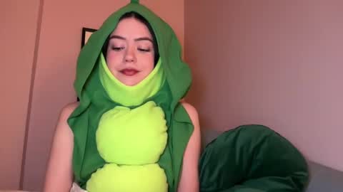 Snapshot of littlesugarpea chatting on January 8, 11:41 pm Little Sugar Pea  online show from January 8, 11:41 pm