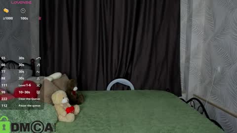 livelyluna online show from October 3, 1:11 am