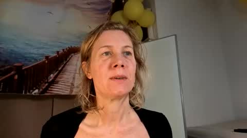 lola_belgium online show from May 11, 2:45 pm