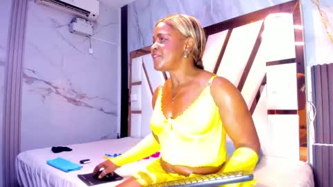 Lola online show from May 19, 11:50 am