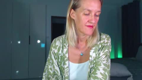 Lola online show from February 8, 2:43 pm