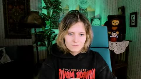 Snapshot of lolaasmus chatting on February 19, 5:05 am I consider myself the god Loki but life just calls me LOL online show from February 19, 5:05 am