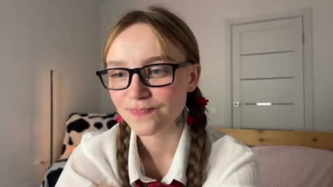 lolaatate online show from March 6, 2:45 pm