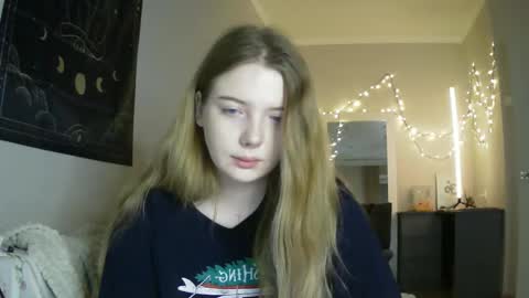 Snapshot of lollylol11 chatting on December 23, 5:11 pm Lilly online show from December 23, 5:11 pm