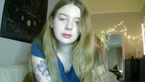 Snapshot of lollylol11 chatting on December 23, 2:35 am Lilly online show from December 23, 2:35 am