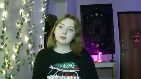 Snapshot of lollylol11 chatting on February 19, 4:00 pm Lilly online show from February 19, 4:00 pm