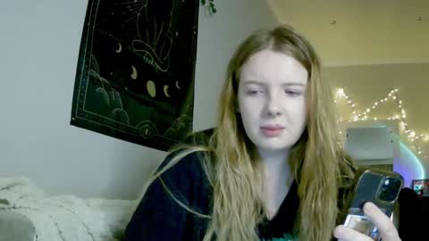 Snapshot of lollylol11 chatting on December 4, 1:42 pm Lilly online show from December 4, 1:42 pm