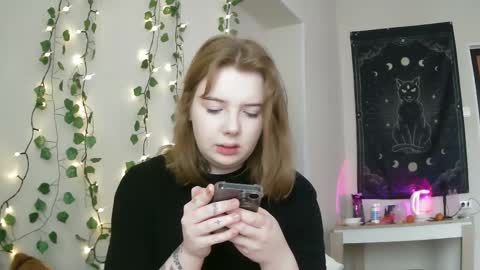 Snapshot of lollylol11 chatting on February 18, 12:28 pm Lilly online show from February 18, 12:28 pm