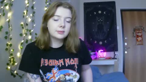 Snapshot of lollylol11 chatting on March 2, 12:47 pm Lilly online show from March 2, 12:47 pm