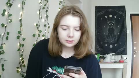 Snapshot of lollylol11 chatting on March 7, 10:02 am Lilly online show from March 7, 10:02 am