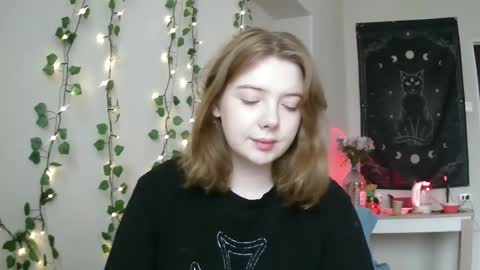 Snapshot of lollylol11 chatting on March 10, 1:54 pm Lilly online show from March 10, 1:54 pm