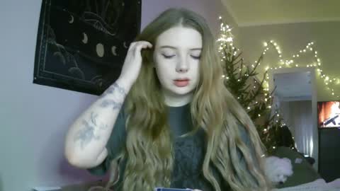Snapshot of lollylol11 chatting on December 29, 1:17 pm Lilly online show from December 29, 1:17 pm