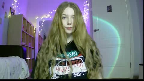 Snapshot of lollylol11 chatting on December 20, 6:02 pm Lilly online show from December 20, 6:02 pm