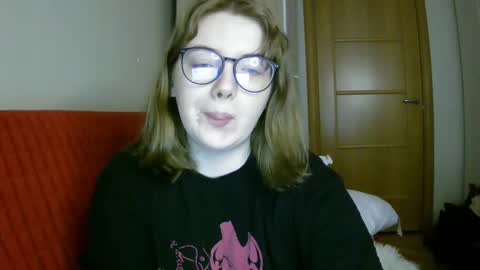 Snapshot of lollylol11 chatting on February 3, 7:18 am Lilly online show from February 3, 7:18 am