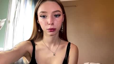 Lili online show from April 4, 1:43 pm