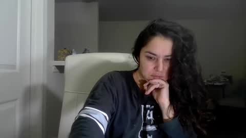 lorenlovely online show from December 17, 5:33 am