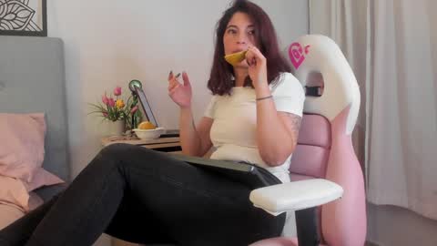 Snapshot of lourreinstounn chatting on December 12, 2:04 am Lourrein Stoun Independiente online show from December 12, 2:04 am