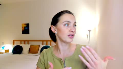 Mia online show from December 4, 12:36 pm