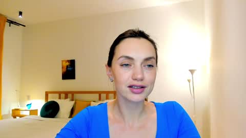 Mia online show from December 8, 5:01 pm