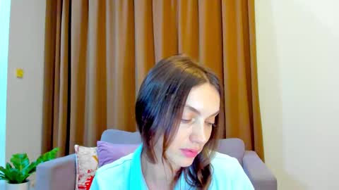 Mia online show from October 5, 11:59 am