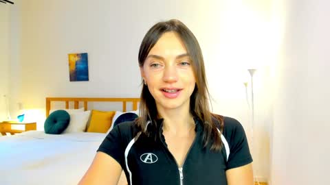 Mia online show from December 2, 7:10 am