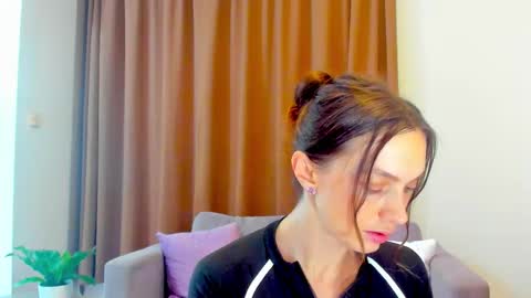 Mia online show from September 12, 10:24 am