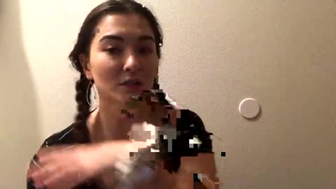 Snapshot of lovelyqueenaria chatting on December 16, 7:10 pm Queen Aria online show from December 16, 7:10 pm