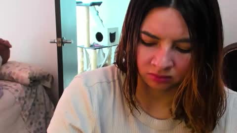 luara__01__lecat_1 online show from November 28, 5:05 pm