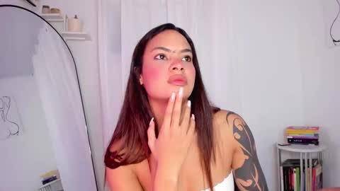 Snapshot of lucia_lee_ chatting on February 21, 4:05 pm Lucia online show from February 21, 4:05 pm