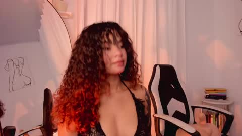 Snapshot of lucia_lee_ chatting on February 7, 5:52 am Lucia online show from February 7, 5:52 am