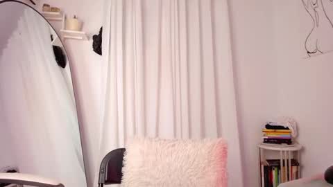 Snapshot of lucia_lee_ chatting on February 14, 4:15 am Lucia online show from February 14, 4:15 am