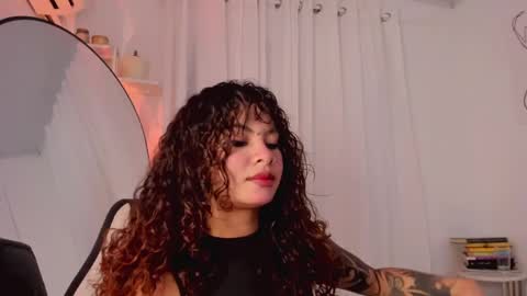 Snapshot of lucia_lee_ chatting on February 2, 7:25 pm Lucia online show from February 2, 7:25 pm