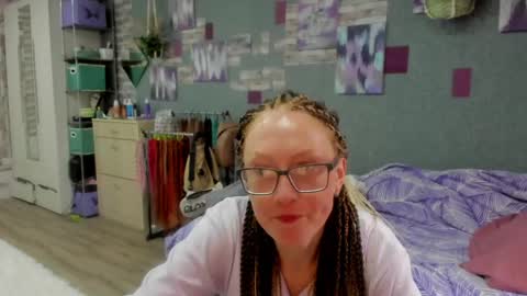 lucky_licky20 online show from May 19, 1:56 am