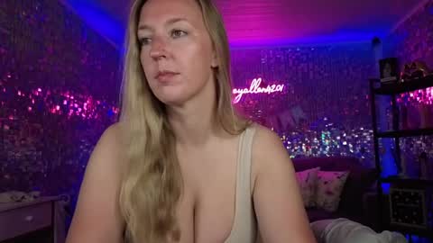 lucyallen4201 online show from May 18, 10:10 am