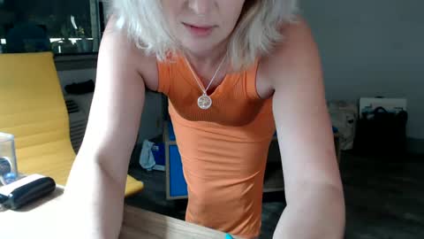 Lucy Loves Lookers online show from December 27, 8:45 am