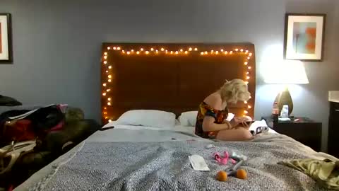 Lucy Loves Lookers online show from December 6, 10:18 pm