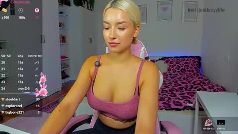 Snapshot of lucypaigee chatting on September 18, 3:10 pm Lucy online show from September 18, 3:10 pm