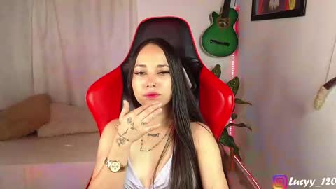 Snapshot of lucyy_rose chatting on December 17, 4:32 pm o online show from December 17, 4:32 pm