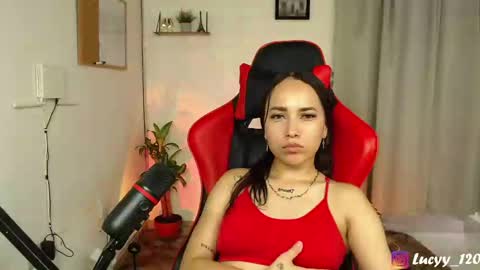Snapshot of lucyy_rose chatting on February 25, 8:11 pm o online show from February 25, 8:11 pm