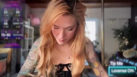 Luubeam             INSTA luubeammm TWITTER lunaisreallycu1 online show from January 19, 9:34 pm